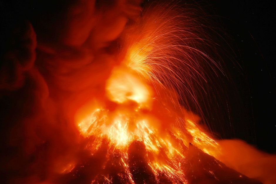 La Plaque De L'île Crache Feu Aux Philippines, le dragon Mayon crache du feu