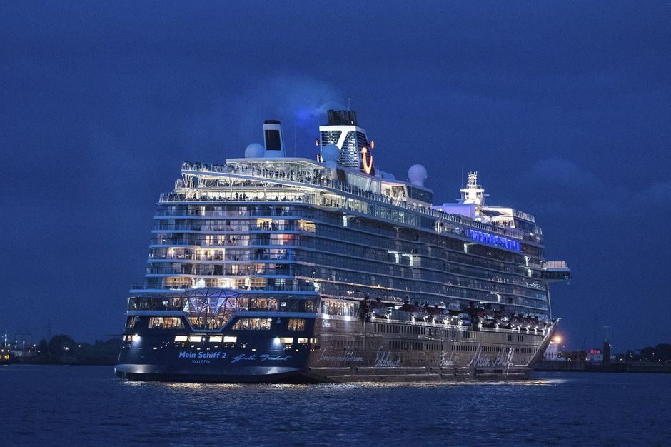 Covid-19 : un bateau de croisiÃ¨re Ã  quai pour des cas Ã  bord