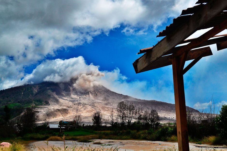 L  le bloqu e par la fum e ruption volcanique  en Indon sie