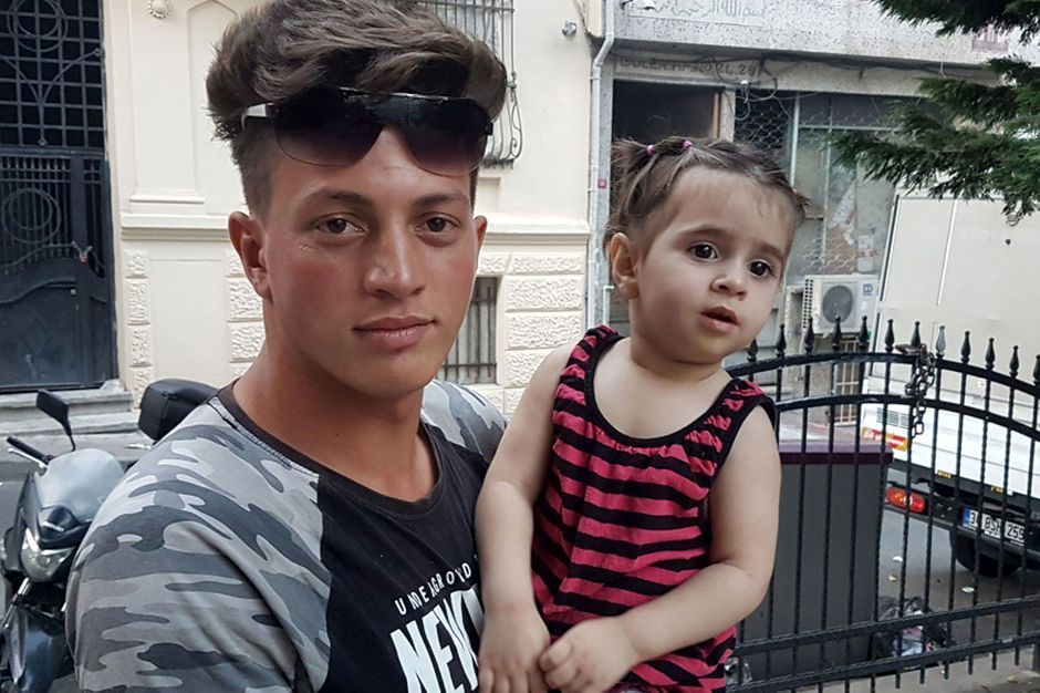 Un Ado Rattrape Miraculeusement Un Bebe De 2 Ans Qui Chute D Une Fenetre