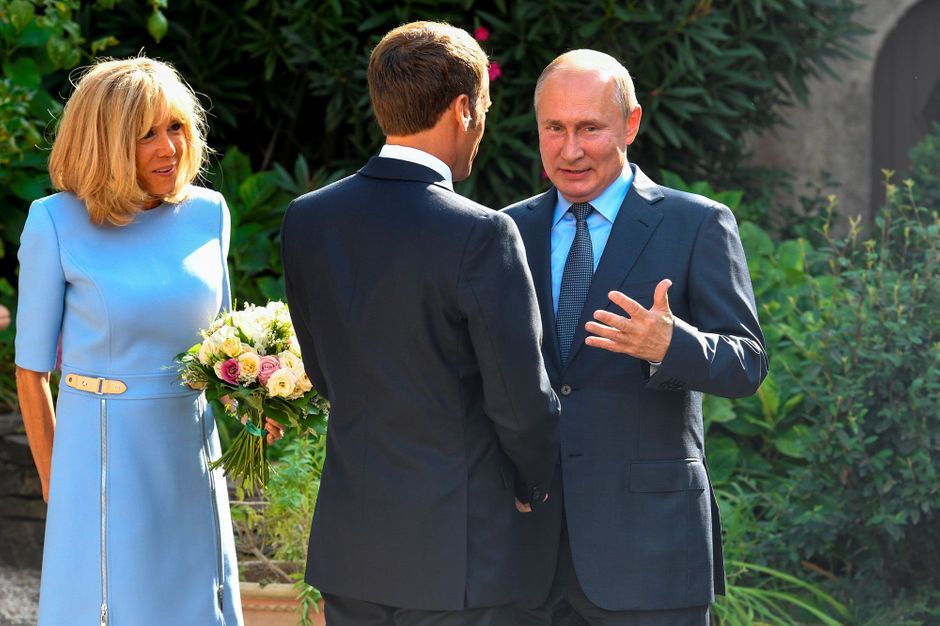 Vladimir Poutine accueilli à Brégançon par Emmanuel et ...