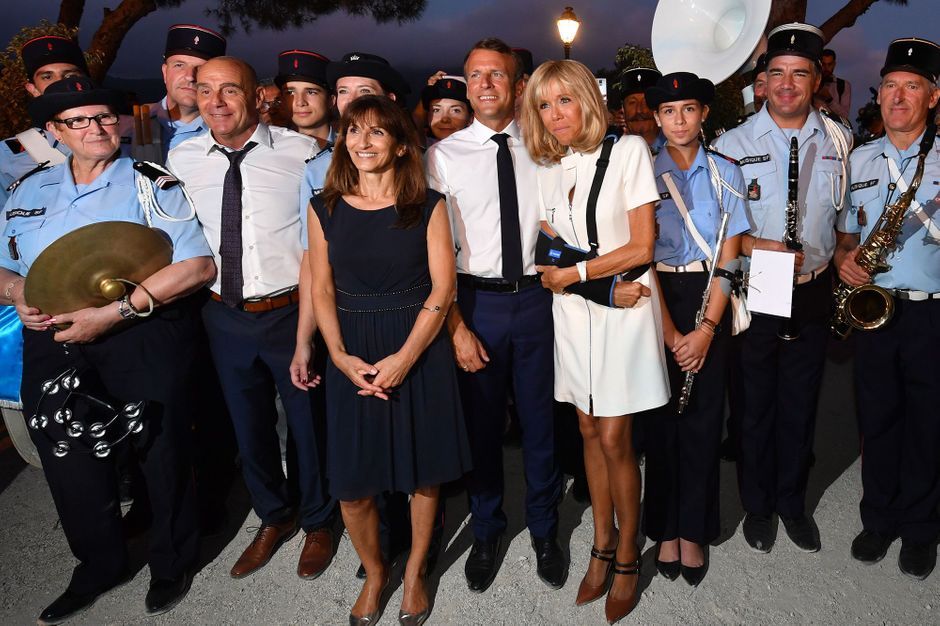 A Bormes-les-Mimosas, bain de foule et selfies pour ...