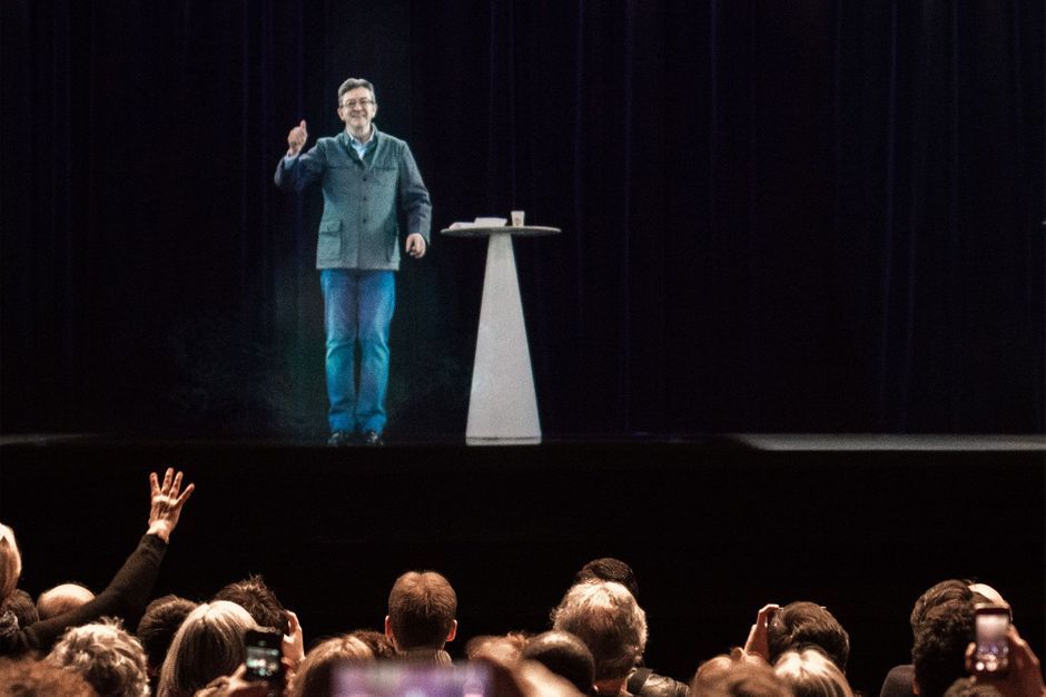 Avec son hologramme, Mélenchon fait coup double