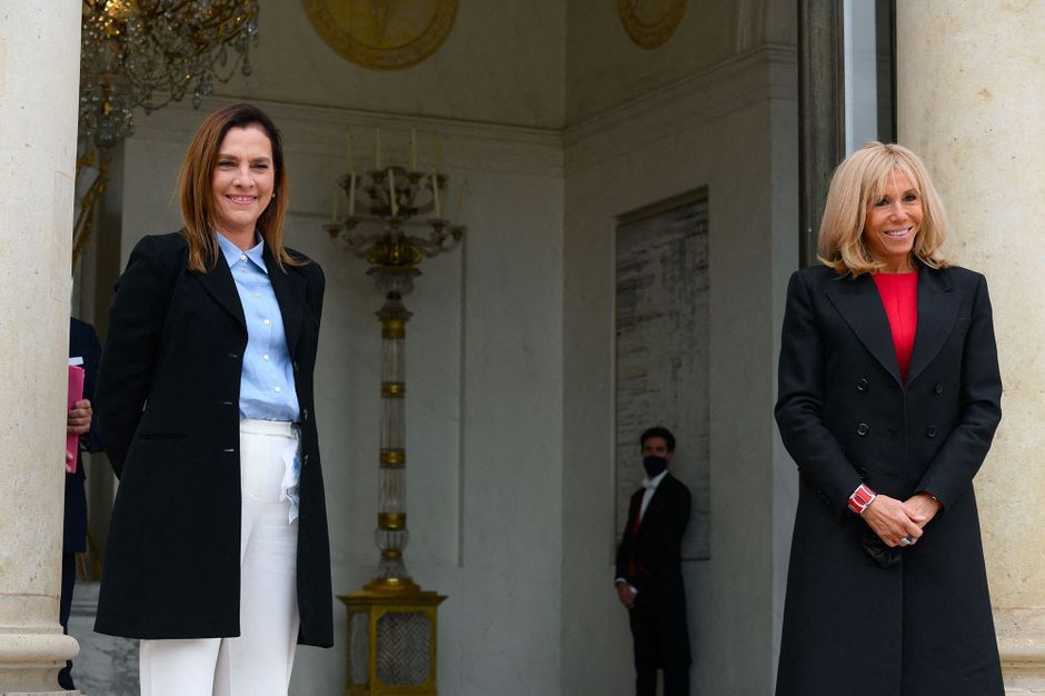 Photo of Brigitte Macron recibe a la primera dama de México en el Elíseo