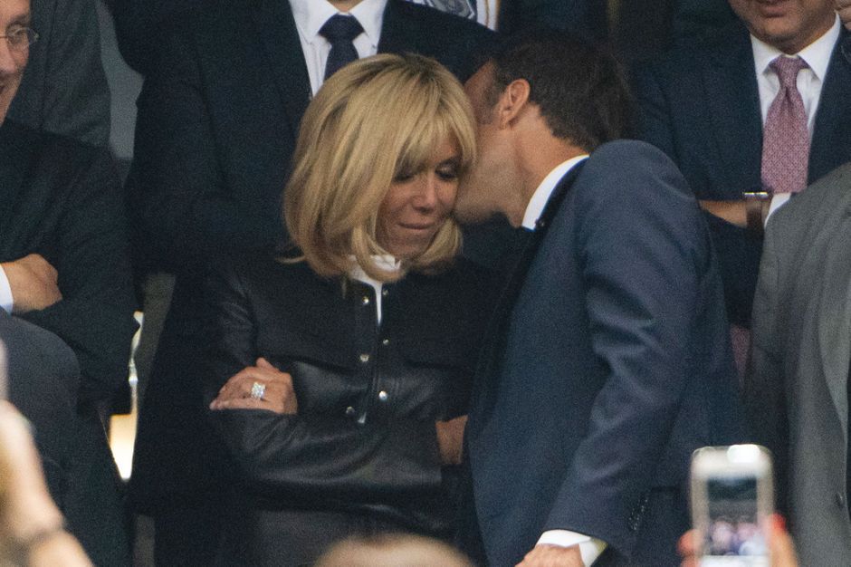 Emmanuel et Brigitte Macron, complices en tribune