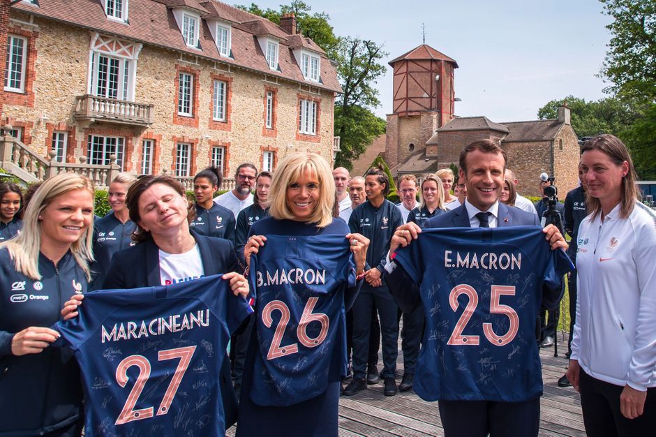 Emmanuel et Brigitte Macron déjeunent avec les Bleues à ...