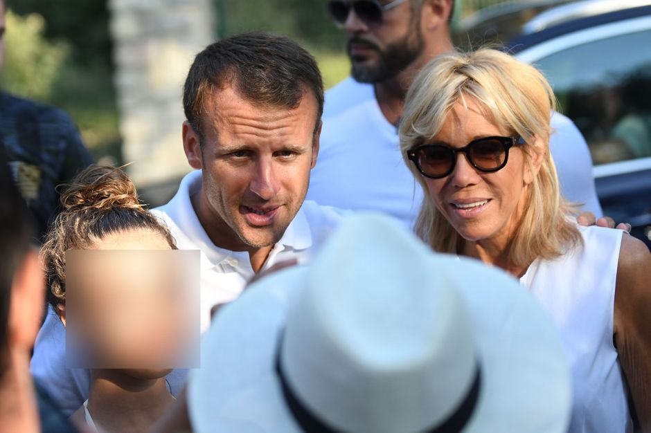 Emmanuel Et Brigitte Macron Prennent Un Bain De Foule Au Pied Du Fort De Bregancon