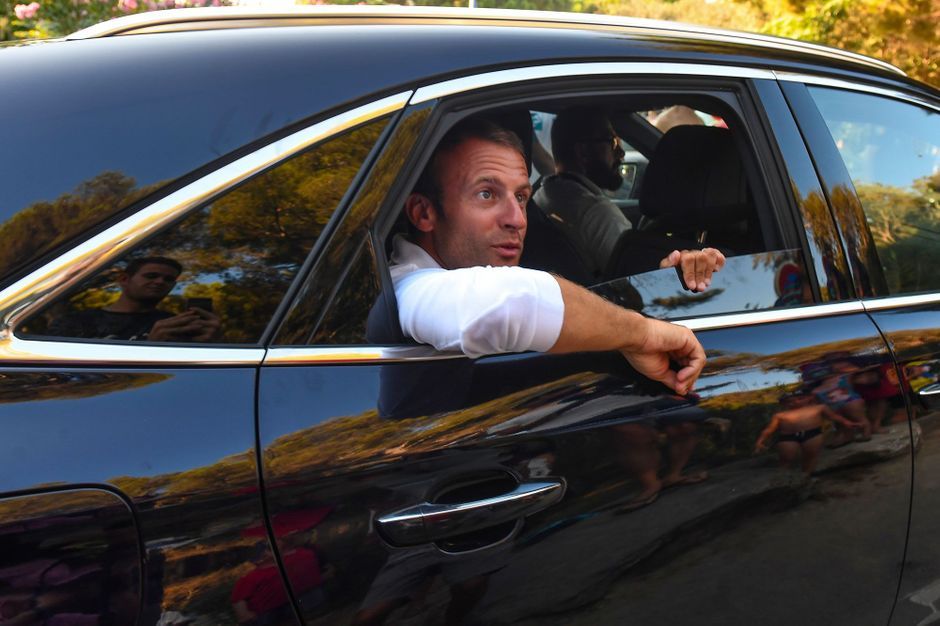 Emmanuel Macron à son tour photographié en maillot de bain