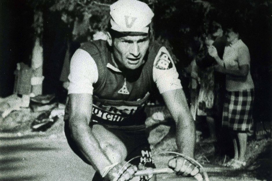 Emmanuel Macron salue la mémoire de Raymond Poulidor