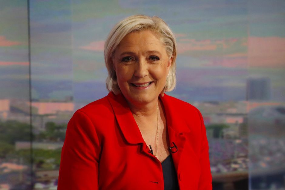 Mais c'est surtout sur la scène nationale que marine le pen prend la lumière. Marine Le Pen : "Oui, je serai candidate dans la ...