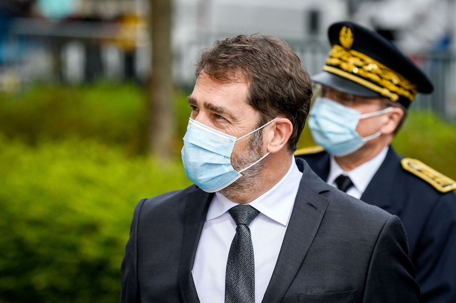 Masque Christophe Castaner Fait Le Tour Des Plages Normandes