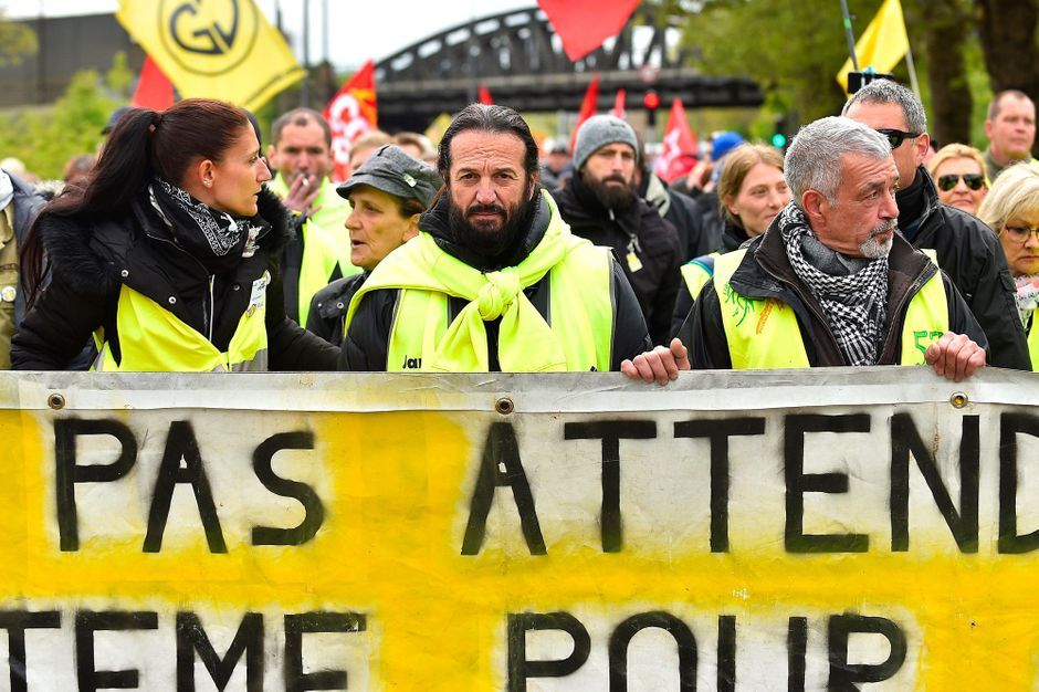 Pour Francis Lalanne, Macron et Le Pen sont "deux ...