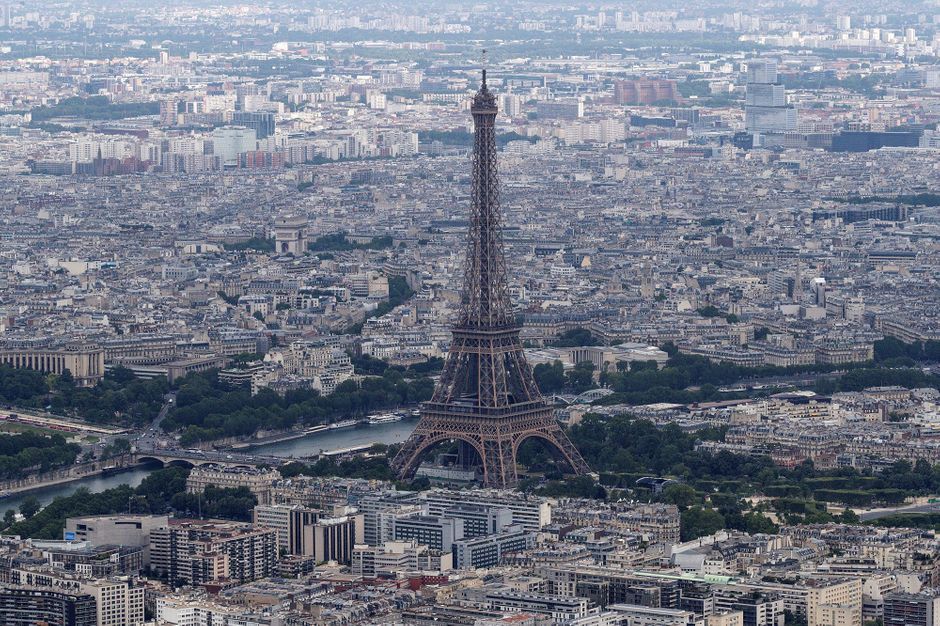 Coronavirus : la Tour Eiffel et le Louvre fermés pour une période indéterminée