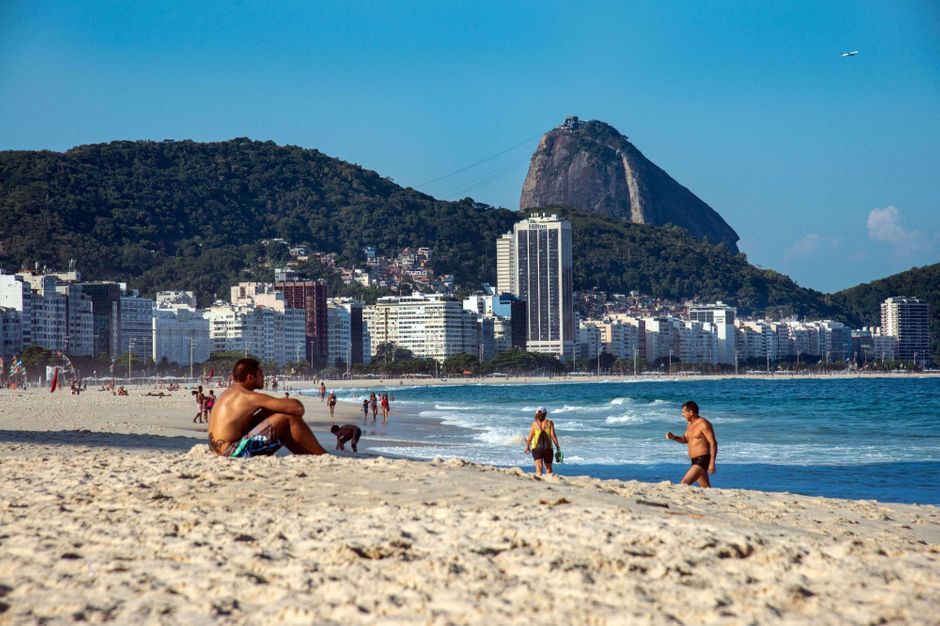 Nouvelles commandes pour Pfizer, Rio rouvre ses plages… le point sur le coronavirus