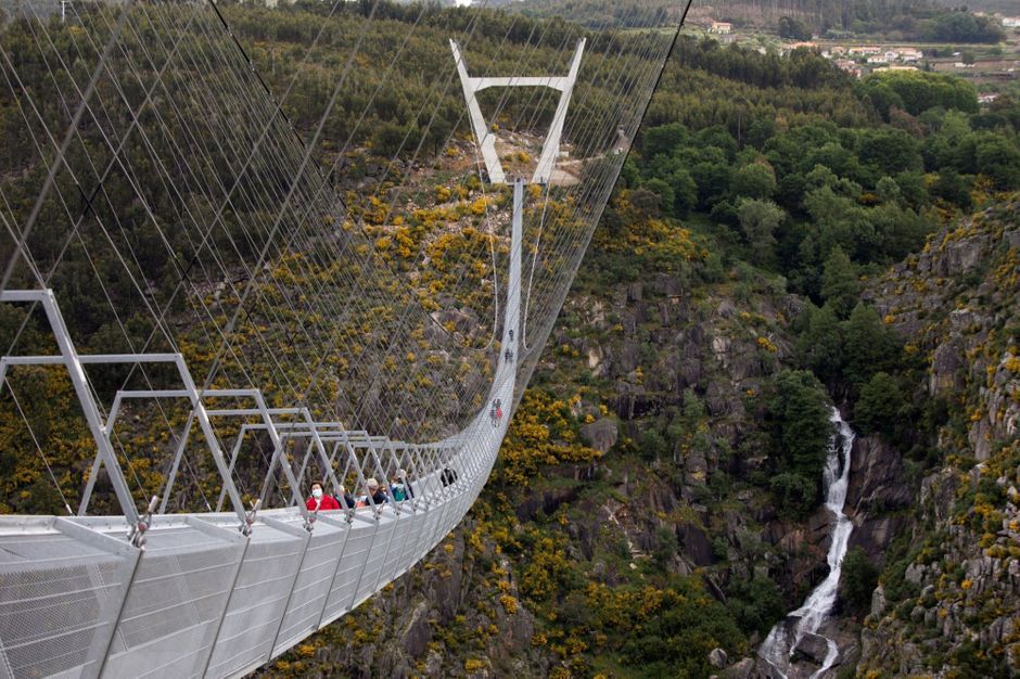 Au Portugal, traversée vertigineuse sur le pont pédestre suspendu le plus long du monde