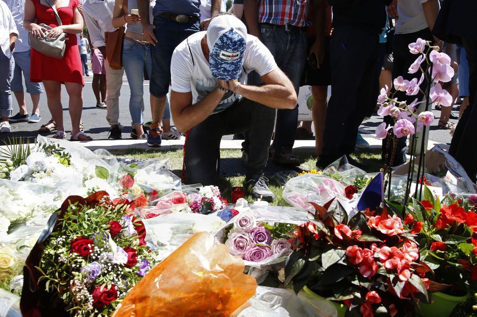 A Nice, des fleurs pour les victimes de l’attentat