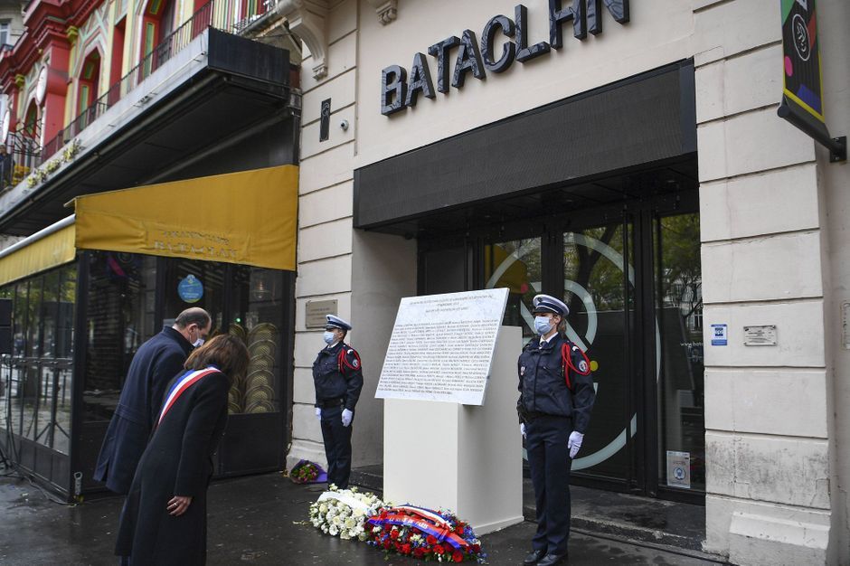 Attentats du 13 novembre: la classe politique rend hommage ...