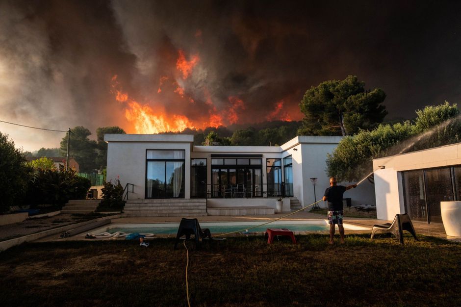 Les pompiers luttent contre un violent incendie près de ...
