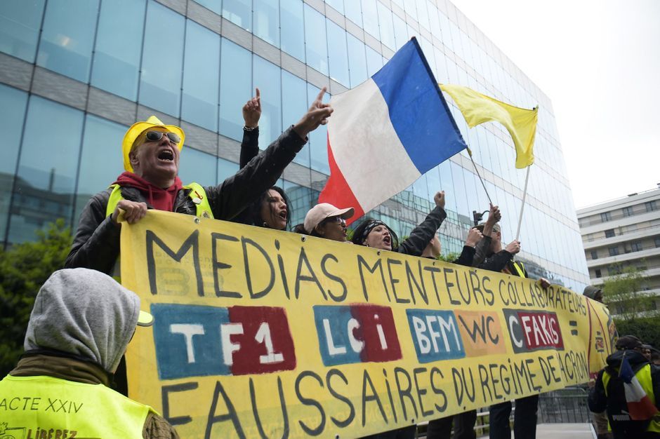 Une étude En Jaune Giallos Et Thrillers Européens Quelques centaines de "gilets jaunes" à une "marche sur les médias" à Paris