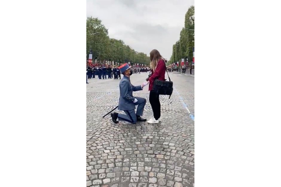 Un soldat demande sa femme en mariage sur les Champs ...