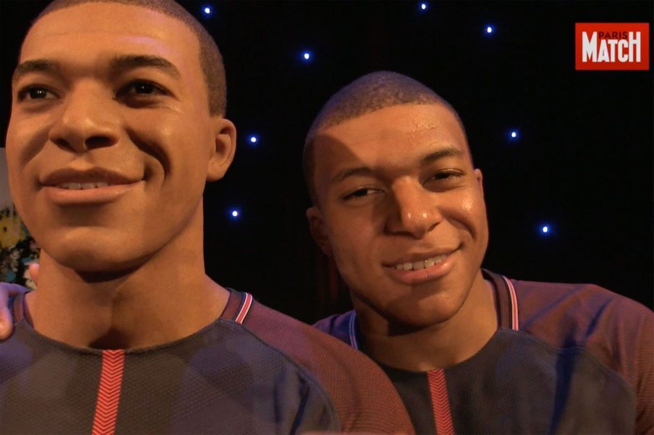 Kylian Mbappé découvre son double au Musée Grévin