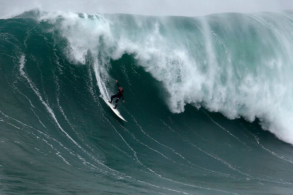 Surfer La Mega Vague L'homme qui surfe la plus haute vague du monde