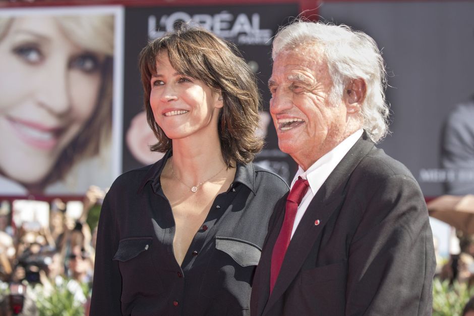 A Venise, Sophie Marceau rend hommage à Jean-Paul Belmondo