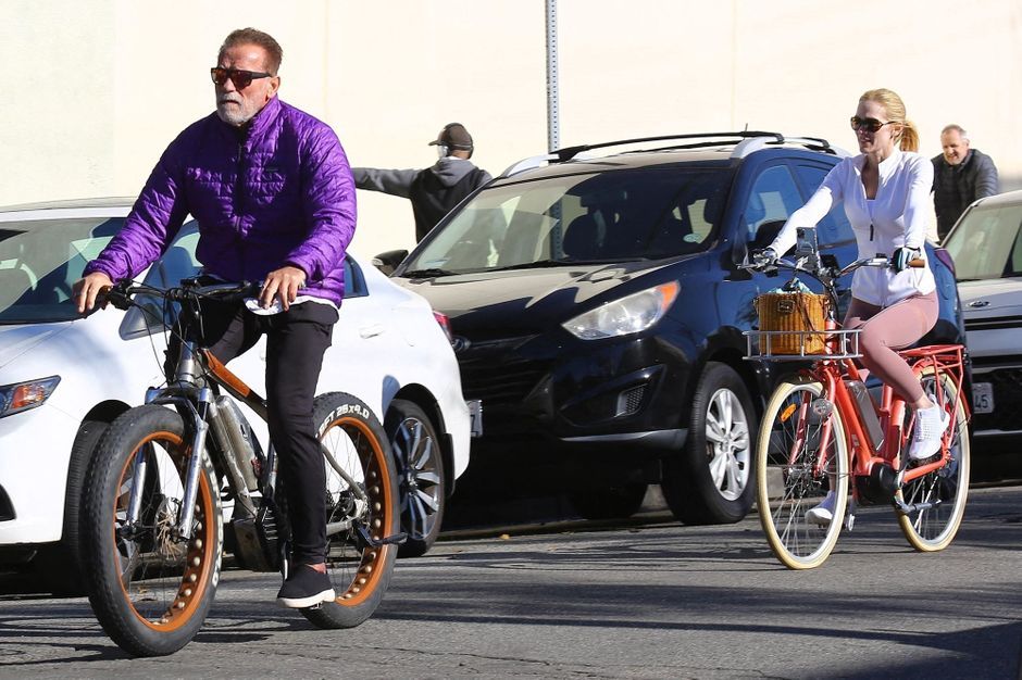 Arnold Schwarzenegger, balade à vélo avec Heather Milligan