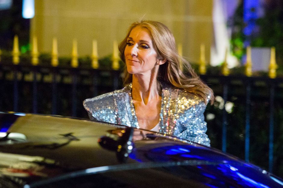Céline Dion, étincelante dans les rues de Paris pour L’Oréal