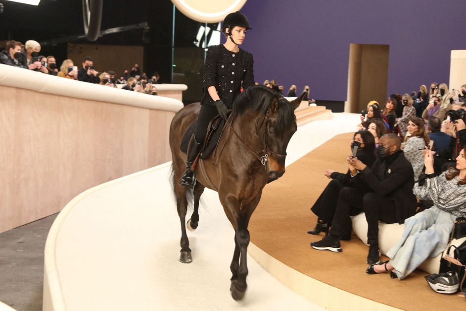 Charlotte Casiraghi à cheval pour Chanel