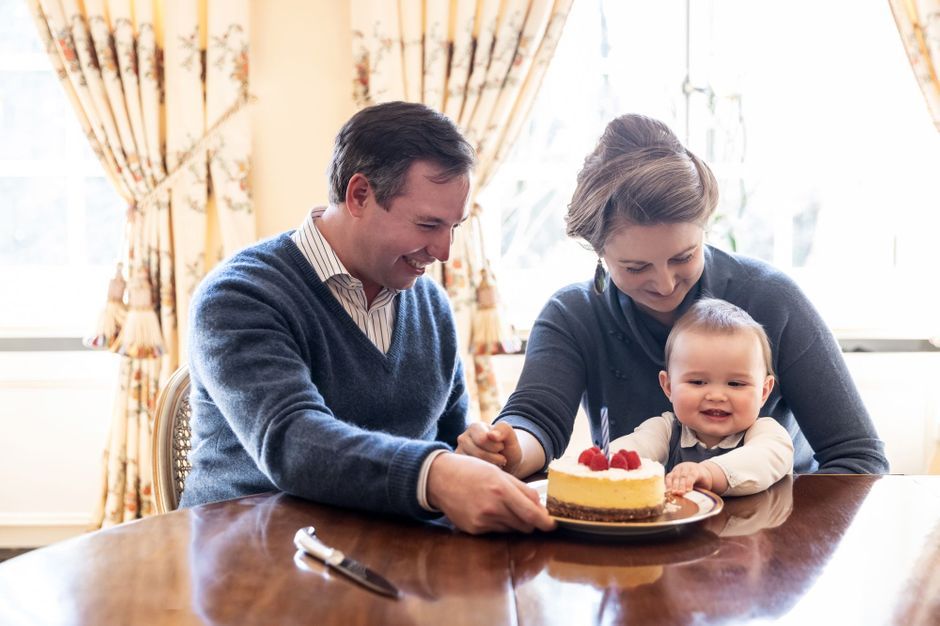 Le Prince Charles De Luxembourg Souffle Sa Premiere Bougie En Video Et S Invite Sur Des Timbres