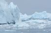 Plongée dans le monde des icebergs. Ces monstres de glaces de plusieurs tonnes participent à l’image hostile du Pôle Nord