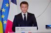 Emmanuel Macron a prononcé son discours devant les drapeaux français, européen et ukrainien.