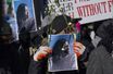 Un manifestant tient une photo de Christina Yuna Lee au lendemain de son meurtre à New York.