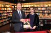 La grande-duchesse Maria Teresa de Luxembourg et Stéphane Bern en dédicace de leur livre «Un amour souverain» à la Librairie Galignani à Paris, le 3 décembre 2021