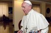 Le Souverain Pontife reçoit notre journaliste pour les 70 ans de Paris Match. Sous son bras, le hors-série anniversaire et les numéros dont il a fait la couverture. En mai 2019.