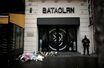 Des fleurs déposées devant le Bataclan à l'occasion du cinquième anniversaire des attentats du 13-Novembre.