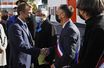 Le maire d'extrême droite de Béziers Robert Ménard salut Emmanuel Macron, en visite dans sa ville mardi.
