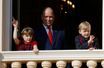 La princesse Gabriella avec les princes Jacques et Albert II de Monaco au balcon du Palais princier, le 27 janvier 2022