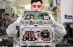 À l’usine Continental de Nuremberg, en Allemagne, un employé assemble un bloc d’alimentation de véhicule électrique.
