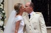 La princesse Charlène et Albert de Monaco, le baiser des mariés, le 2 juillet 2011.