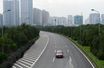 Une autoroute déserté à Hanoï, au Vietnam, samedi.