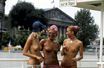 Paris, mars 1973. Sur le solarium de la piscine Deligny, trois femmes souriantes en monokini, les seins nus.