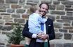 Le prince Félix de Luxembourg avec son fils le prince Liam, le 19 septembre 2020 à Clervaux pour le baptême du prince Charles de Luxembourg