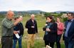 Dégustation sur l’exploitation d’un viticulteur bio, en Ardèche, où elle s’est rendue pour soutenir Laurent Ughetto (à dr.), président du département et candidat à sa réélection, le 18 mai.