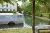 On découvre Primard, une maion d'eau bordée par l'Eure et entourée de douves, en visitant le jardin.