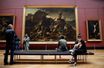Enfin sauvés ? Des visiteurs masqués ont pu admirer  "Le Radeau de la Méduse" de Géricault dans un Louvre enfin rouvert ce mercredi 19 mai, après six mois de confinement.