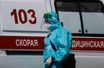 Un soignant marche près d'une ambulance, à Moscou.