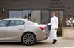 Christophe Hay avec la Maserati Ghibli Hybrid, devant son restaurant La Maison d’à côté
