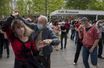 Des gens s'offrent une parenthèse musicale et dansent sur la place de la République, à Paris, le 24 mai 2021.